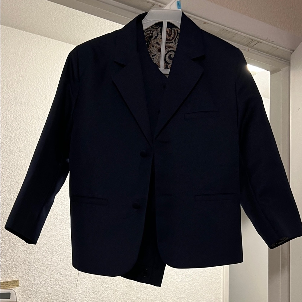 Men’s warehouse 5T boys suit. navy